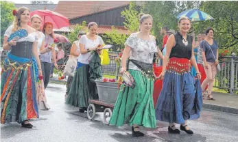  ?? FOTO: JUDITH EZEREX ?? Der traditione­lle Einmarsch der Vereine beim Dorffest in Sulmingen beginnt am Samstag.