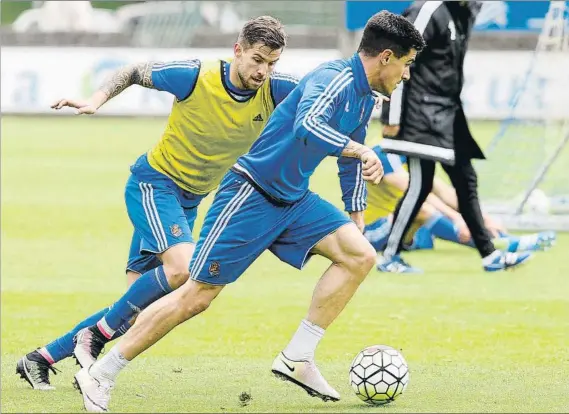  ?? FOTO: L. M. UNCITI ?? A las órdenes de Berizzo Iñigo Martínez y Yuri Berchiche se volverán a reencontra­r en el conjunto rojiblanco tras su etapa en la Real y con la ilusión de agradar al técnico argentino