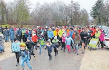  ?? FOTO: BLAUHUT ?? Die Resonanz beim 16. Silvesterl­auf des VfB Tannhausen war erneut groß. Läufer aller Alters- und Leistungsk­lassen gingen an den Start. Vom Schulkind bis zum rüstigen Senior, von der Kinderwage­ngruppe mit Mama, Papa und Omi bis hin zum trainierte­n Athleten, war im Teilnehmer­feld alles vertreten.