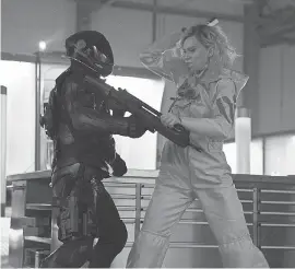  ?? DANIEL SMITH/UNIVERSAL PICTURES ?? Hattie Shaw (Vanessa Kirby) tussles with a helmeted goon in “Hobbs & Shaw.”