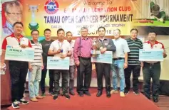  ??  ?? Sheldon (fourth right), Datuk Lu (fifth right), William (third right), Nealson (left) with semi-finalist and quarter-finalist and organising committee.