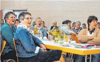  ?? FOTO: EVA WINKHART ?? Unterhalts­am und informativ war der Tag der Landfrauen in Neufra. Hier gestalten sie gemeinsam mit Barnie Bitterwolf ein „Theäterle“.