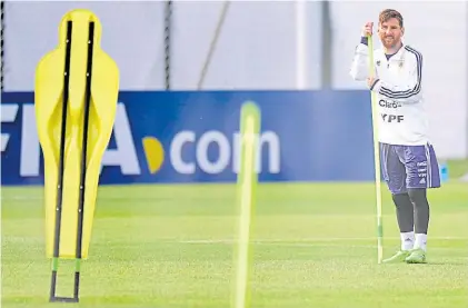  ?? JUANO TESONE ?? Afinando. Messi ya en el campo luego de pasar por el gimnasio en el primer calentamie­nto.