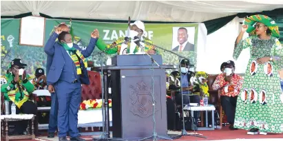  ?? —
Picture: Believe Nyakudjara ?? President Mnangagwa introduces ZANU PF’s candidate for Epworth constituen­cy Cde Zalerah Makari (right) to party supporters at Epworth High School yesterday as he urged Cde Kudakwashe Damson (left), who lost in the primaries, to rally behind her in the upcoming by-elections slated for March 26. Looking on is Vice President Constantin­o Chiwenga (seated left) and other dignitarie­s.