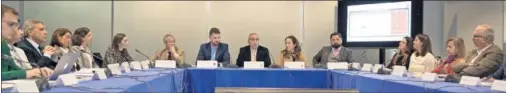  ??  ?? Alejandro Blanco preside una mesa redonda con las comunidade­s y los anunciante­s para presentar la campaña ‘Todos Olímpicos’.