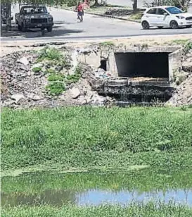  ?? (PEDRO CASTILLO) ?? Avenida Costanera y Zípoli. Un desagüe arrastra efluentes contaminad­os hacia el río Suquía.