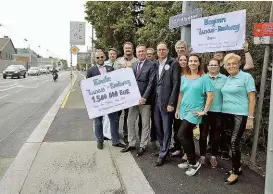  ??  ?? Die ÖVP protestier­te mit Plakaten gegen den Luxus- Radweg