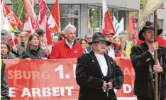  ??  ?? Demonstrat­ion der Gewerkscha­ften zum Tag der Arbeit: Mit dabei in Augsburg war auch der bayerische DGB Chef Matthias Jena (Mitte, rote Jacke).