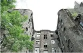  ??  ?? Quel che resta Uno dei pochi edifici del ghetto di Varsavia ancora in piedi. Oggi è minacciato dai mutamenti della città