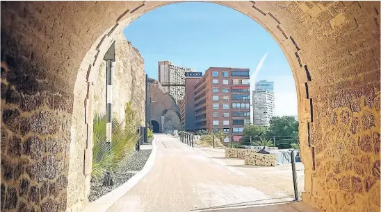  ?? LA RAZÓN ?? Imagen de la nueva Vía Verde de la Cantera de Alicante que discurre en paralelo al mar en el antiguo trazado del «trenet»