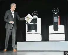  ??  ?? 5. 韓國品牌LG在CES­展示人工智能（AI）家用機器人Cloi時­出現失誤，Cloi竟不回應主人­提問。（法新社照片）