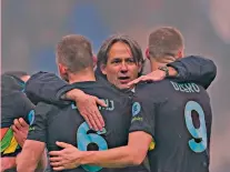  ?? ?? Capolista Simone Inzaghi, allenatore dell’Inter al comando in Serie A, abbraccia Stefan De Vrij ed Edin Dzeko, due artefici del primato