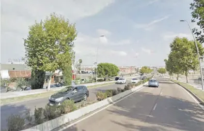  ?? EL PERIÓDICO ?? Coches circulan por la avenida Reina Sofía, que soporta cada año un flujo de 2,9 millones de vehículos.