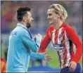  ??  ?? Messi, con Griezmann.