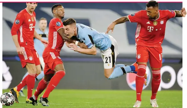  ?? FOTONOTIZI­A ?? Sergej Milinkovic fermato fallosamen­te in area di rigore da Alaba e Boateng ieri allo stadio Olimpico nell’andata degli ottavi di finale di Champions League