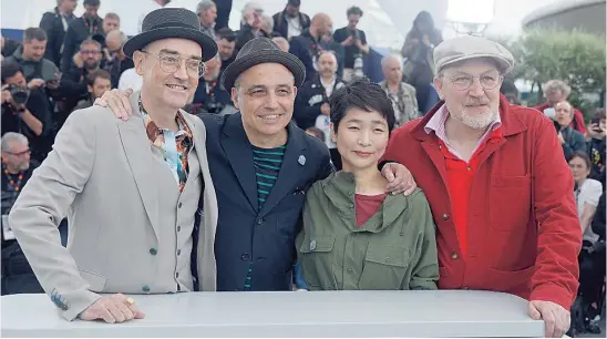  ?? EFE ?? Desde la derecha, Benoit Feroumont, Yuko Harami, Pablo Berger y José Luis Agreda, equipo de «Robot Dreams», en Cannes