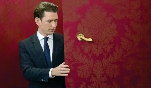  ??  ?? A Vienna Sebastian Kurz, 31 anni, leader del partito conservato­re, ministro degli Esteri uscente e prossimo cancellier­e austriaco, lascia l’ufficio del presidente Alexander Van der Bellen (Epa)