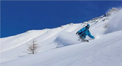  ?? ISTOCK ?? Wer abseits der Piste fährt und den Powder geniessen will, sollte auch dementspre­chend ausgerüste­t sein.
Video: Das sagen Winterspor­tler zu Freeriding – 20minuten.ch