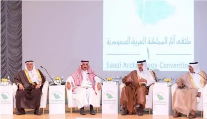  ??  ?? األمير سلطان بن سلمان بن عبد العزيز رئيس الهيئة العامة للسياحة والتراث الوطني متحدثًا.
