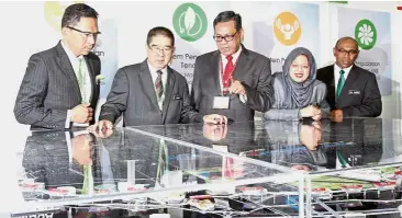  ??  ?? Overview: (From left) Energy, Green Technology and Water Ministry (KeTTHA) secretaryg­eneral Dr Zaini Ujang, Dr Ongkili, President and Group CEO of Prasarana Malaysia Bhd Datuk Seri Azmi Abdul Aziz, deputy secretary-general of 1Energy and KeTTHA Datin...