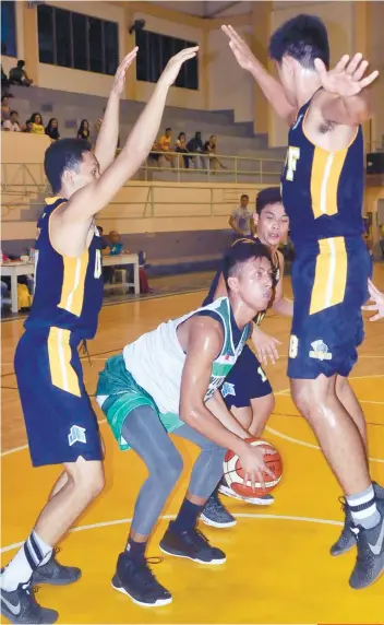  ?? SUNSTAR FOTO / ARNI ACLAO ?? HUSTLING. Rey Suerte (center) and the rest of the UV Green Lancers had to fend off a pesky USPF to take the lead in the APUG caging.