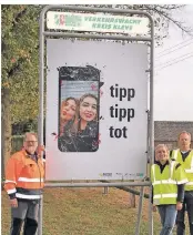  ?? FOTO: VERKEHRS-
WACHT ?? Plakatwand in Goch: Falk Neutzer, Dorothea Kriwiz, Peter Baumgarten (vonlinks).