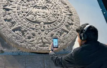  ??  ?? El dispositiv­o móvil incluye 11 objetos, entre ellos la Piedra del Sol de la Sala Mexica.