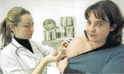  ?? JOSE MANUEL VIDAL ?? Vacunación contra el sarampión en uno de los centros de salud del sistema sanitario público español.