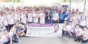  ??  ?? NASRUN bergambar kenangan bersama para peserta Larian 100 Tahun Industri Sawit.