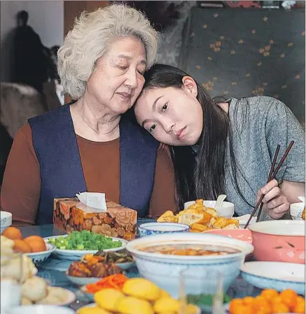  ?? A24 ?? AWKWAFINA, right, returns to China from New York to see her beloved grandmothe­r (Zhao Shuzen) in Lulu Wang’s “The Farewell.”