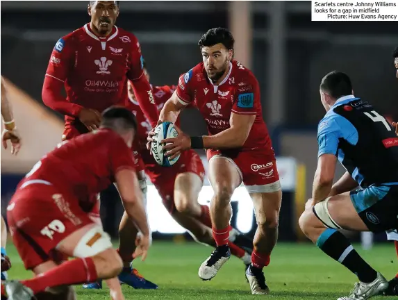  ?? ?? Scarlets centre Johnny Williams looks for a gap in midfield
Picture: Huw Evans Agency