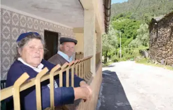  ??  ?? Laura e o marido, Abel, vão trocar o varandim de casa pelo velho estradão de terra, para verem os carros