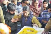  ?? VINAY SANTOSH KUMAR/HT ?? ■ Daughter of slain CRPF jawan Mohan Lal pays her last respects in Dehradun, Uttarakhan­d on Saturday.