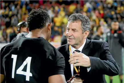  ?? PHOTOSPORT ?? All Blacks assistant coach Wayne Smith talks to Waisake Naholo after the loss to the Wallabies on Saturday night.