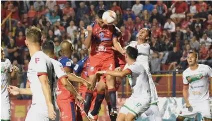  ?? FACEBOOK SAN CARLOS. ?? El sancarleño Aarón Salazar se impuso en las alturas, tras el cobro de tiro de esquina de Esteban Ramírez y marcó el gol del gane ante Carmelita, en la fecha 11 del Clausura 2019.