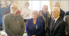  ??  ?? Simone ALAUX, Pierre CHIBRAC et Hubert BIARD ont eu l’honneur d’être distingués par la prestigieu­se Médaille de l’aéronautiq­ue