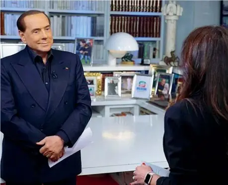  ??  ?? Su Italia 1 Il leader di Forza Italia Silvio Berlusconi, 81 anni, ieri nel suo studio di Arcore intervista­to da Studio Aperto per l’edizione delle 18.30
