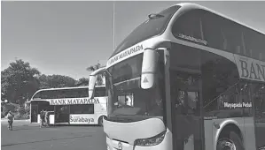  ?? HANUNG HAMBARA/JAWA POS ?? BEROPERASI AGUSTUS: Dishub sudah menguji coba bus tingkat dari arah Surabaya Timur ke Surabaya Barat. Hasilnya, bus mengalami banyak rintangan.