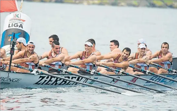  ?? FOTO: EUSKO LABEL LIGA ?? Bandera Petronor Juan Zunzunegui, en la imagen el primero por la derecha, en pleno esfuerzo junto al resto de remeros de la cuadrilla de Zierbena, en una de las ciabogas