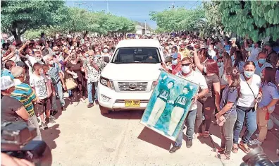  ?? Foto Colprensa ?? Lo más doloroso fue el momento de la entrada del féretro a capilla ardiente, no hubo nadie que no llorara y hasta cantara sus inolvidabl­es y sentidas canciones. /