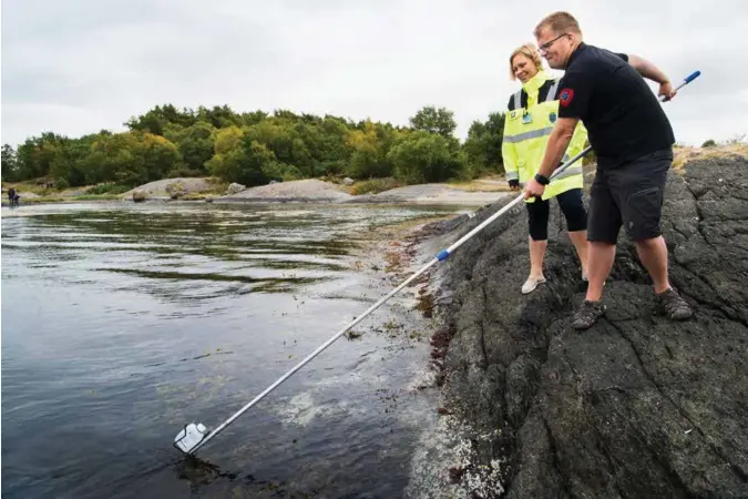  ?? FREDRIK REFVEM ?? Aina Hovden Lunde og Ove Dyngeland måler vannkvalit­eten på Vaulen i Stavanger – resultatet er bra.