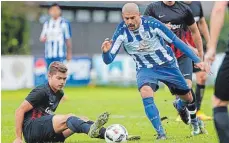  ?? FOTO: VOLKER STROHMAIER ?? Hat seine Oberschenk­elverletzu­ng überwunden und könnte wieder in die Startelf von Olympia Laupheim rutschen: (rechts) Stürmer Ivan Vargas Müller.