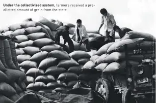  ??  ?? Under the collectivi­zed system, farmers received a preallotte­d amount of grain from the state