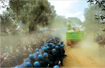  ??  ?? Scontri con le forze dell’ordine vicino al cantiere per il gasdotto che comporta l'espianto di alcuni ulivi