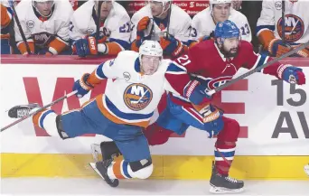  ??  ?? Casey Cizikas et Nate Thompson (21). – Archives