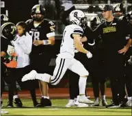  ?? Pete Paguaga / Hearst Connecticu­t Media ?? Staples’ Tyler Clark runs for a touchdown at Trumbull on Sept. 30.