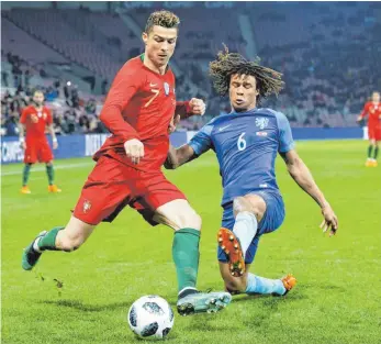  ?? FOTO: DPA ?? Ein Abend zum Vergessen: Cristiano Ronaldo (li.) im Zweikampf mit dem Holländer Nathan Ake.