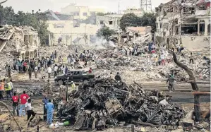  ?? / MOHAMED ABDIWAHAB/ AFP ?? A general view of the scene of the explosion of a truck bomb in the centre of Mogadishu.