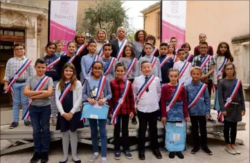  ?? (Photos G.R.) ?? Pour la postérité, la photo-souvenir de l’installati­on de ce conseil municipal des jeunes -.