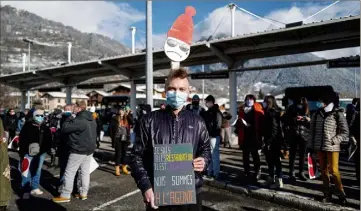  ?? (Photo AFP) ?? A Bourg-Saint-Maurice, les maires et habitants de la vallée de la Haute-Tarentaise ont manifesté pour « le droit de travailler à Noël ».